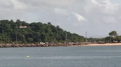 Pescadores afirmam que foram abordados por homem armado no mar de Vitória