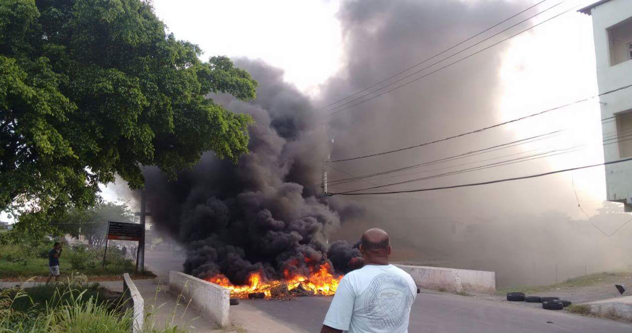 Moradores põem fogo em pneus e fecham rua após morte por dengue em Cariacica