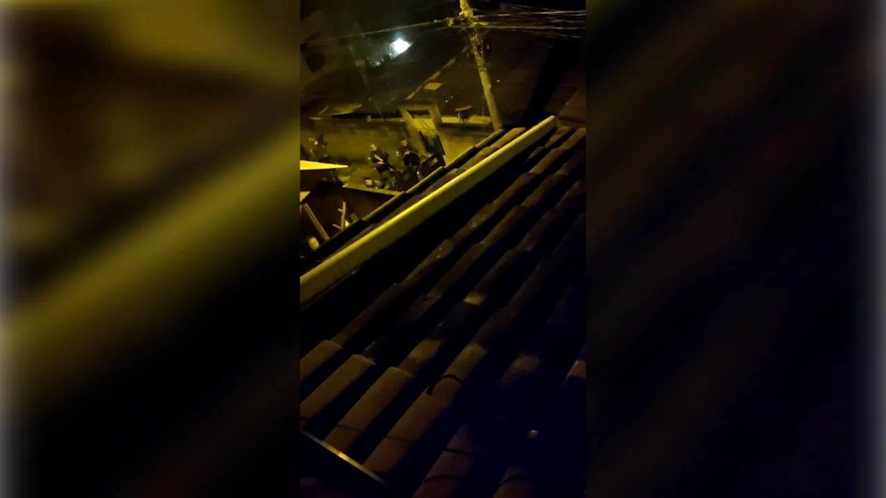 VÍDEO| Policiais tentam acabar com baile funk clandestino e são agredidos