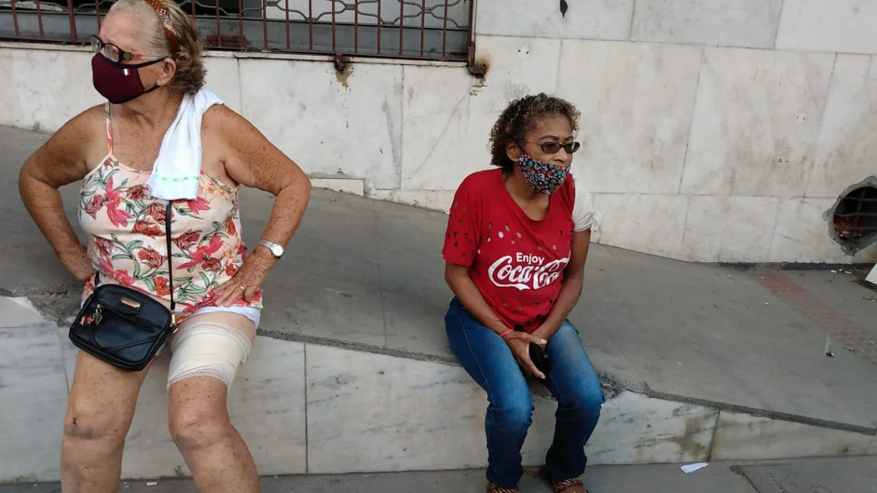 VÍDEO | Susto e correria: veja momento em que homem é morto a tiros no Centro de Vitória