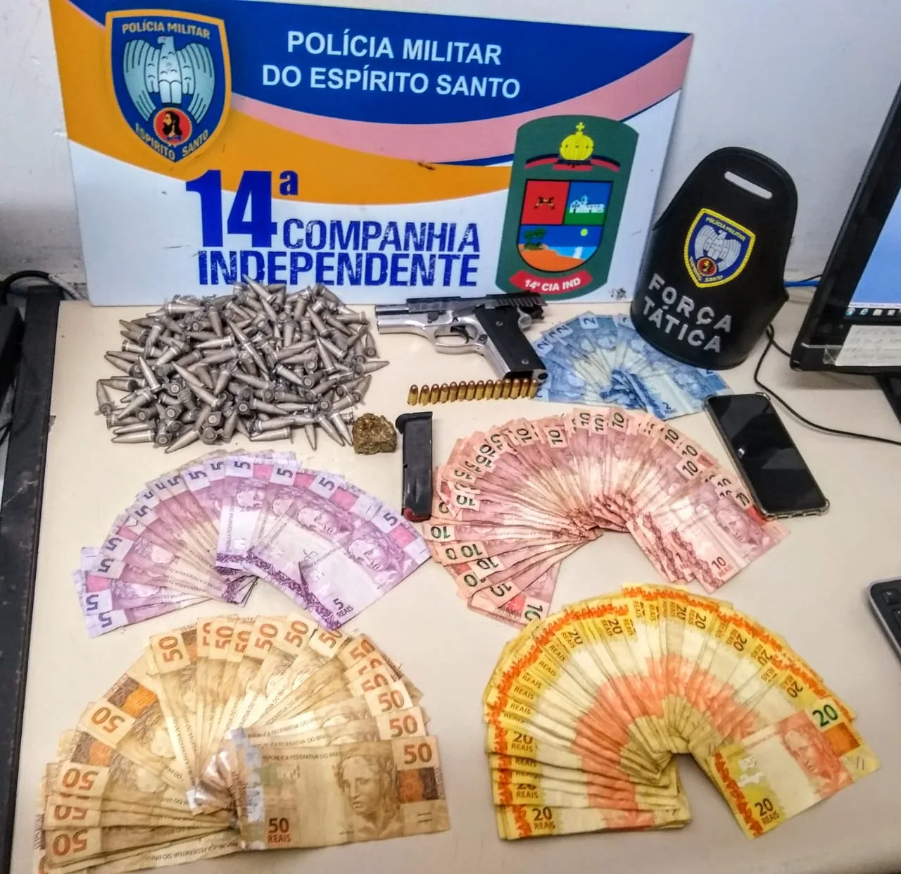 Suspeito é detido com drogas, arma e mais de R$ 3 mil na Serra