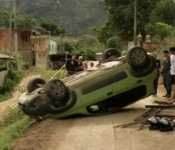 Pedreiro morre após capotar com carro em Cariacica