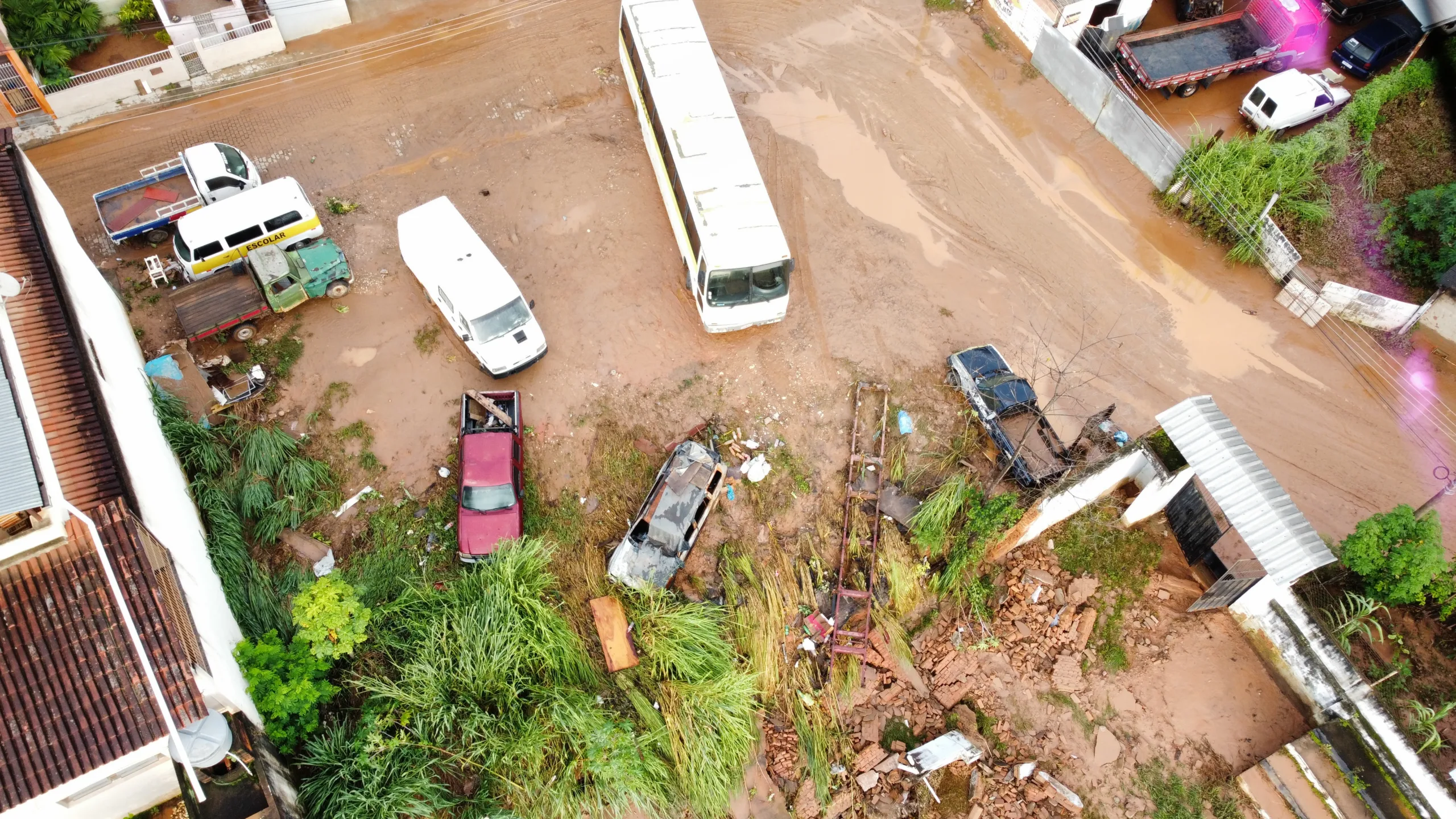 VÍDEO | Cenário de destruição: após fortes chuvas, lama toma conta das ruas de Alegre