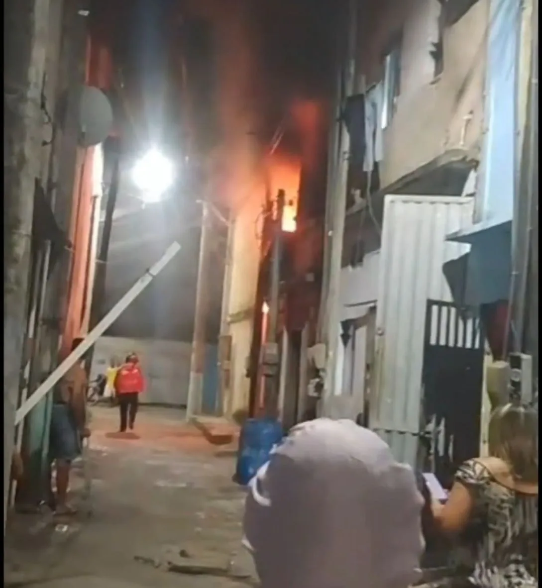 VÍDEO | Incêndio destrói parte superior de prédio de dois andares na Serra