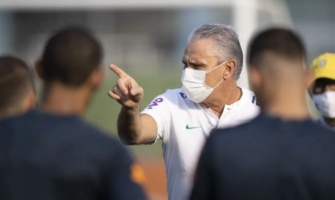 Tite usa monitor para orientar jogadores da seleção e Marquinhos faz 1º trabalho