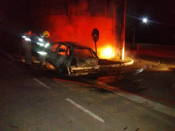 Veículo pega fogo após bater contra muro em Vargem Alta