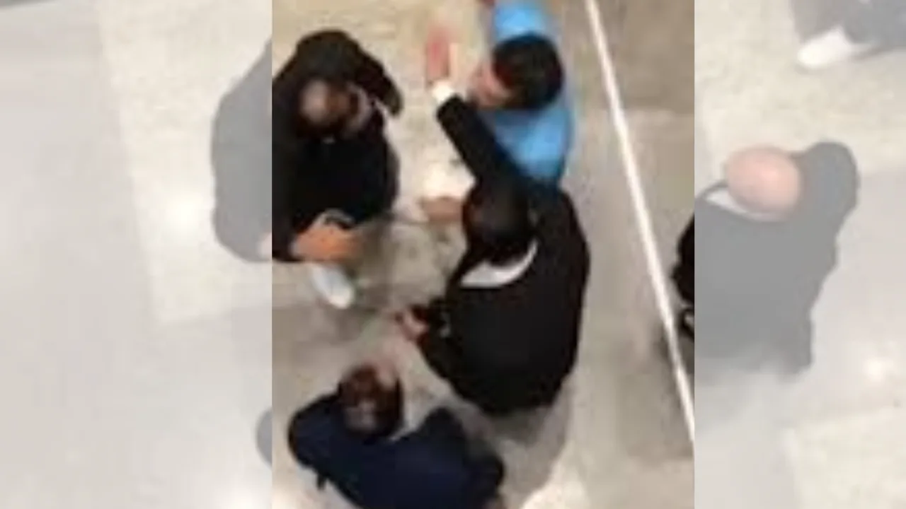 VÍDEO | Janones cospe em homem durante briga em shopping de Brasília