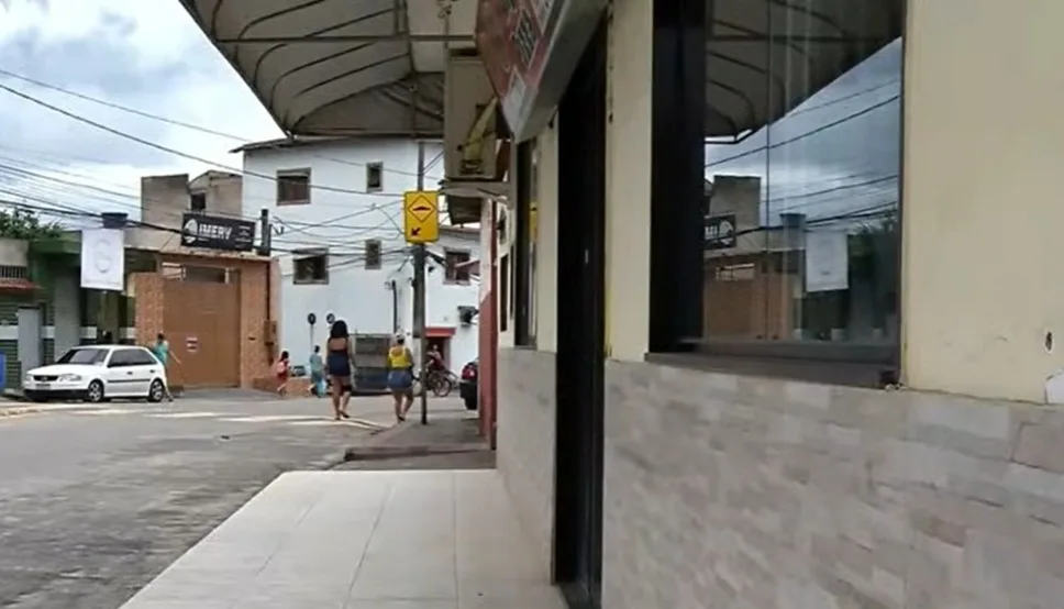 VÍDEO | Pizzaria é arrombada e tem televisão roubada em Vila Velha