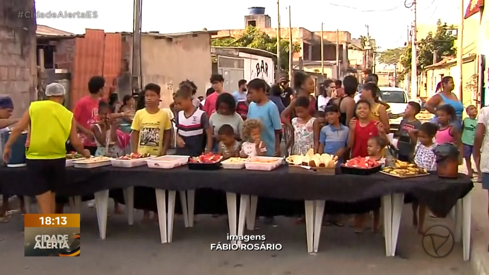 Projeto leva aulas de reforço, dança, música e até terapia para crianças e adultos da região cinco de Vila Velha