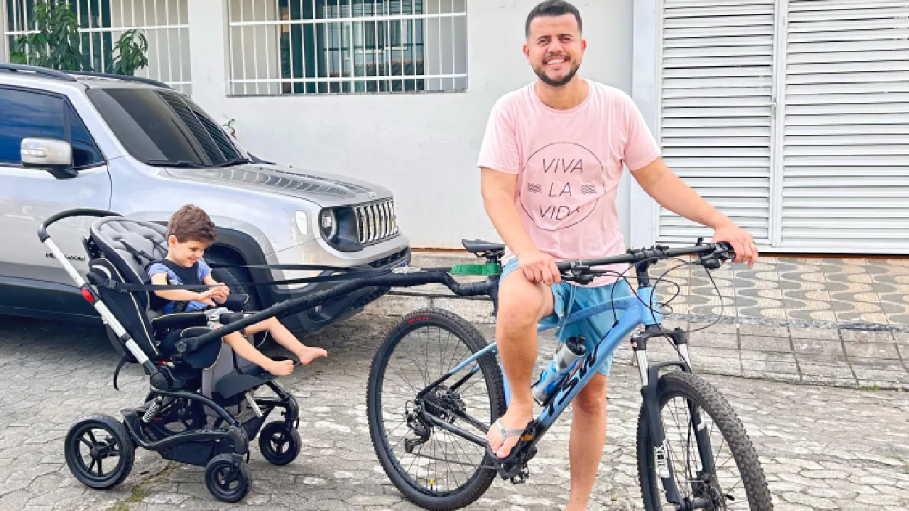 VÍDEO | Pai usa canos para improvisar bicicleta especial para filho com doença rara