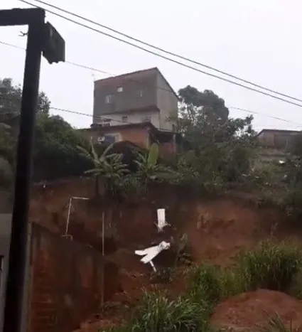 VÍDEO | Casa é atingida após barranco ceder na Serra