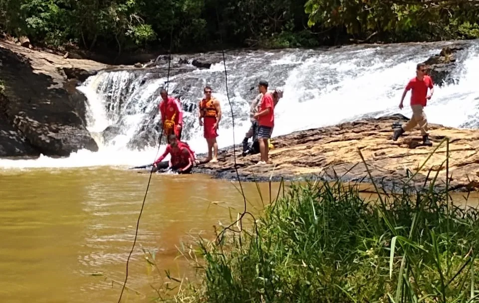 Rapaz morre afogado após pular em cachoeira com amigos em Santa Leopoldina