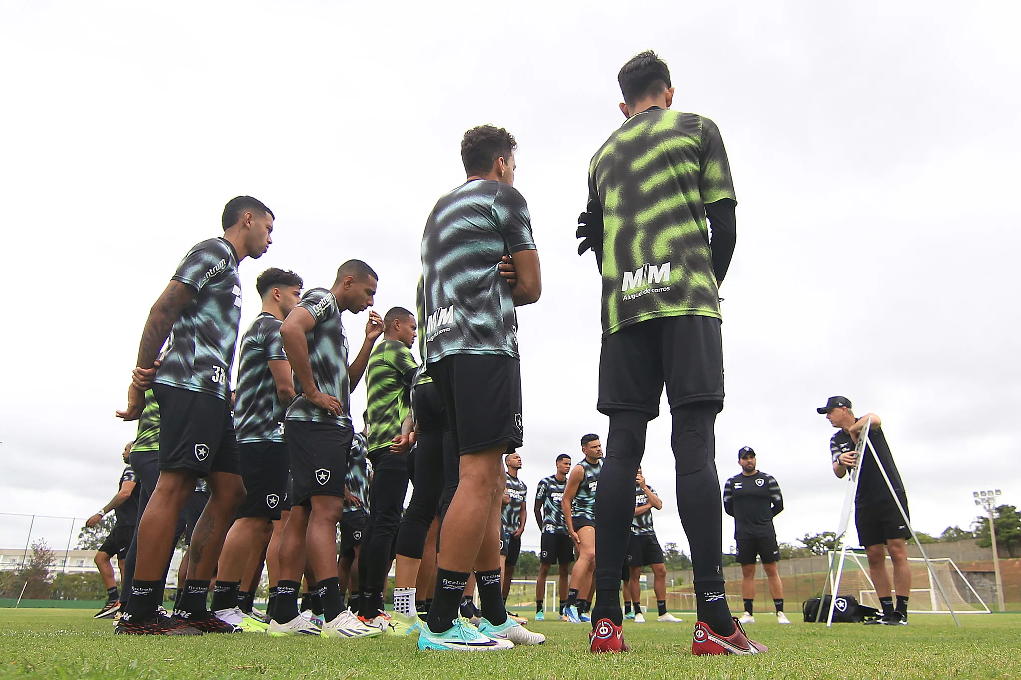 Botafogo estreia no Campeonato Carioca com caras novas; escalações e onde assistir