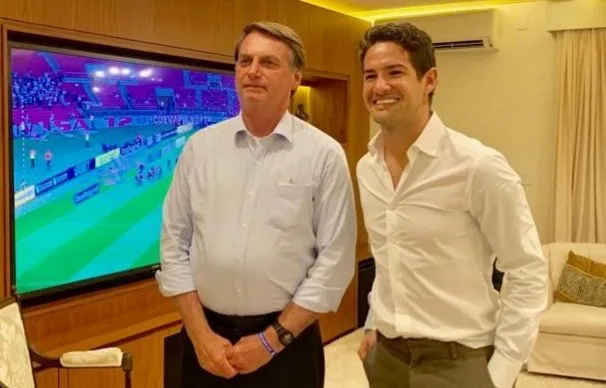 Bolsonaro assiste à derrota do Palmeiras na casa de Silvio Santos, junto com Alexandre Pato