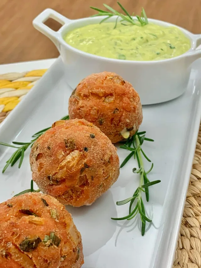 Aprenda a fazer um delicioso bolinho de linguiça com queijo