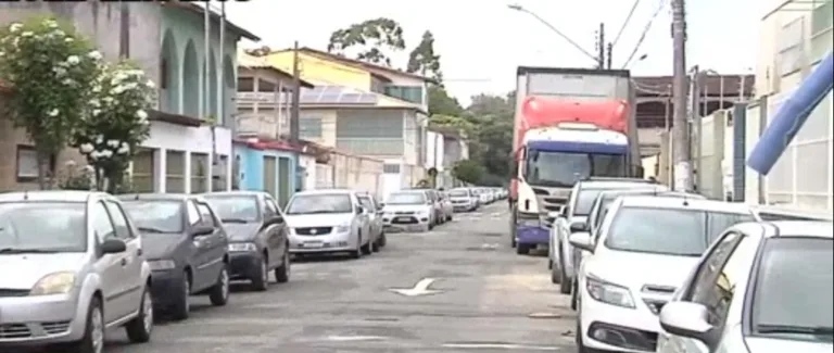 VÍDEO | Família é rendida por criminosos armados e tem carro roubado na Serra