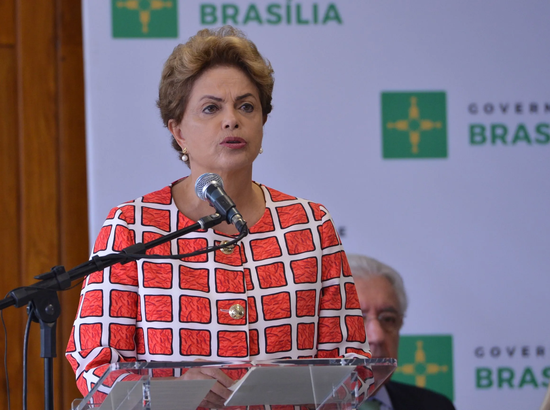 Brasília – A presidenta Dilma Rousseff participa de cerimônia de assinatura do decreto que beneficia pequenos empreendedores nas contratações do governo federal, no Palácio do Buriti (Antonio Cruz/Agência Brasil)