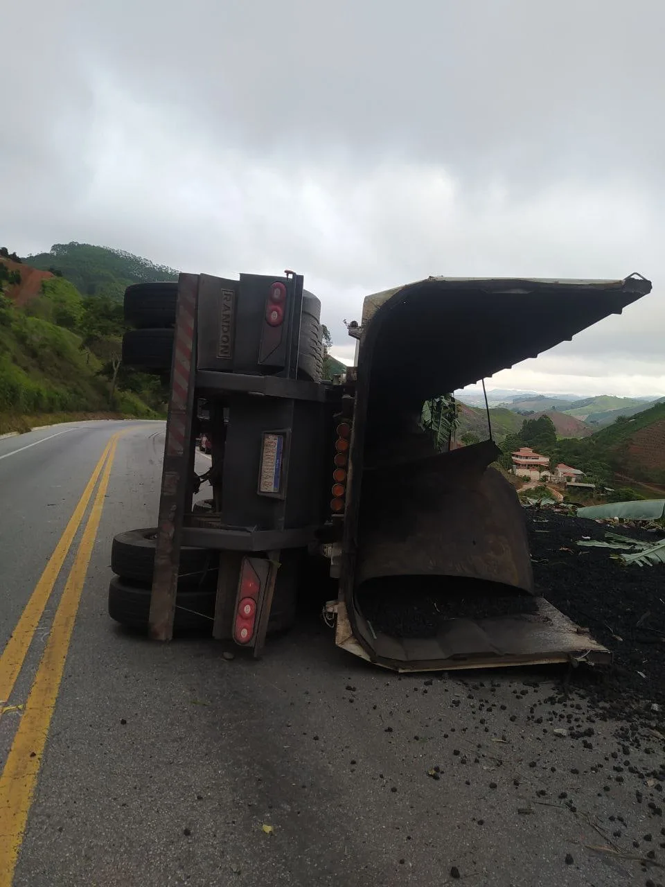 Carreta com carvão tomba na BR-262, em Ibatiba