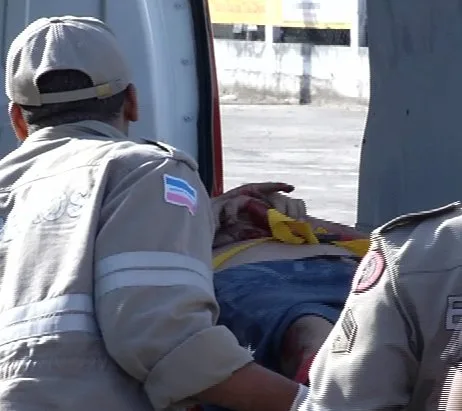 Motociclista sofre acidente após perder controle de moto ao passar por buraco em Vitória