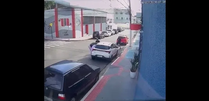 VÍDEO | Mulher reage a assalto e joga spray de pimenta nos olhos dos bandidos na Serra