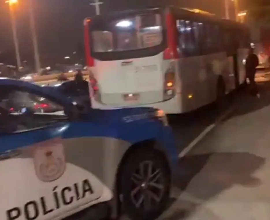 Passageiros ficam feridos após explosivo ser jogado em ônibus no Rio