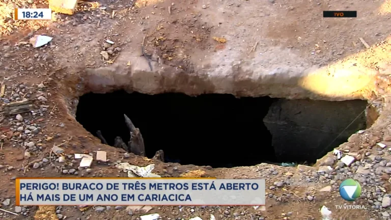 Buraco imenso já está aberto há mais de um ano em rua