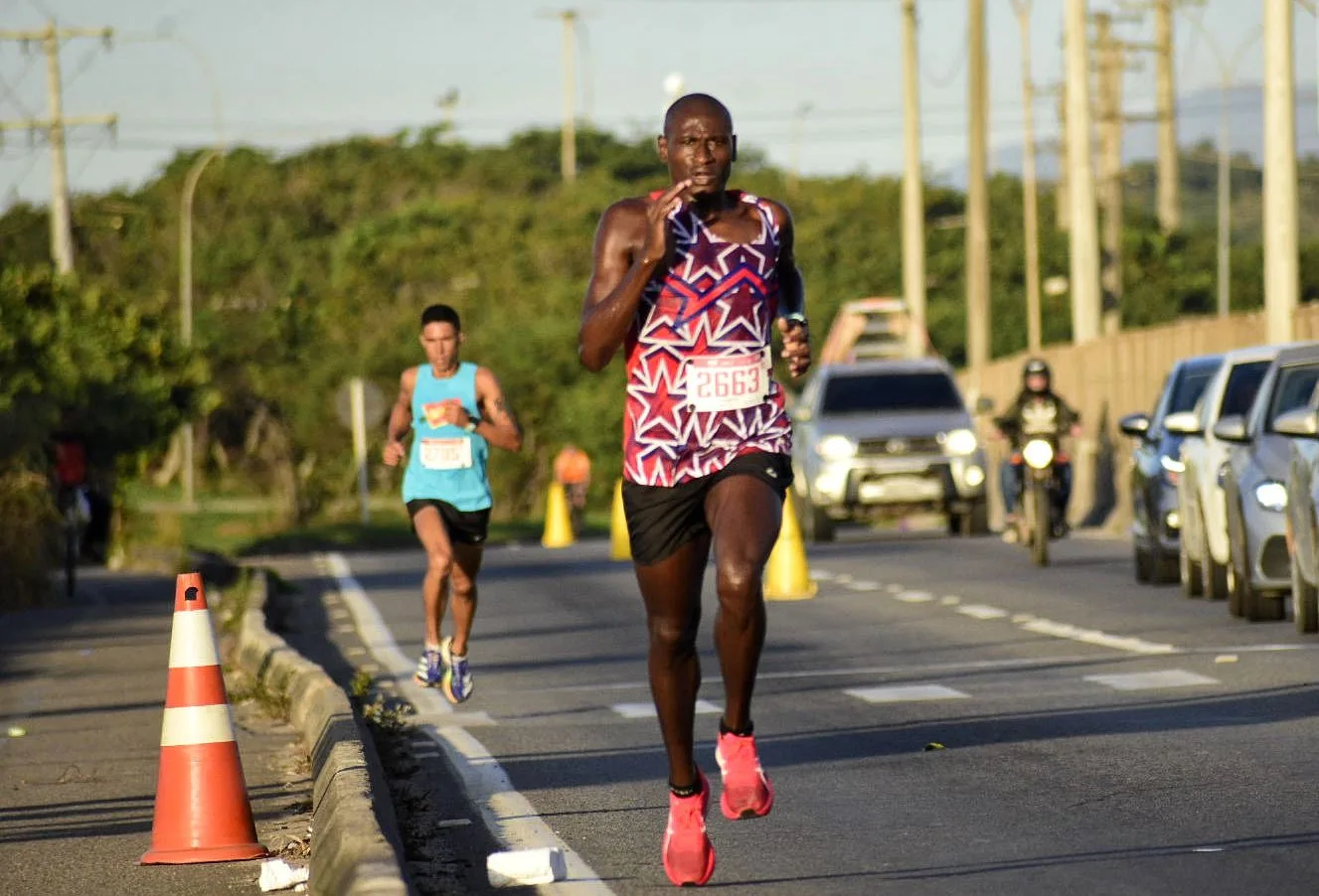 Queniano ou brasileiro? Vencedor Meia Maratona de Vila Velha bate recorde da prova