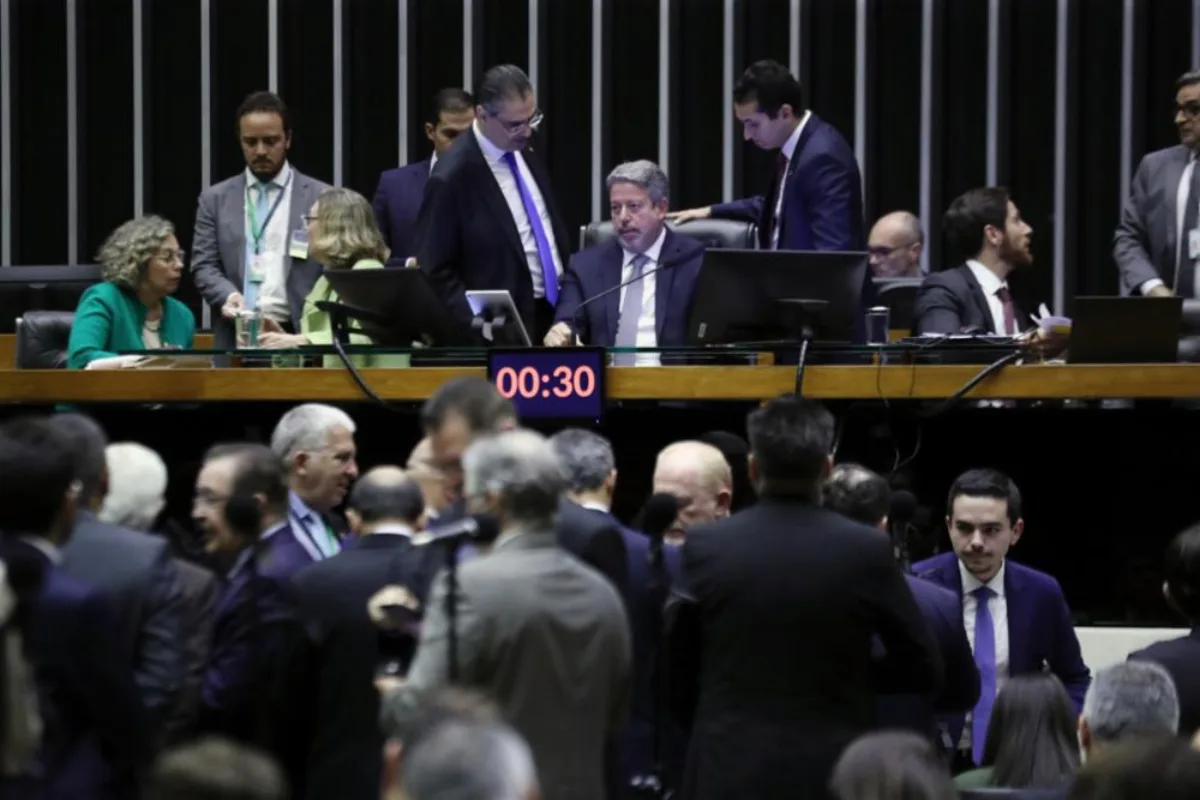 Votação do projeto das Fake News é adiada na Câmara dos Deputados