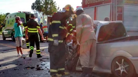 Motorista morre e três pessoas ficam feridas após grave acidente na BR-101, em Aracruz