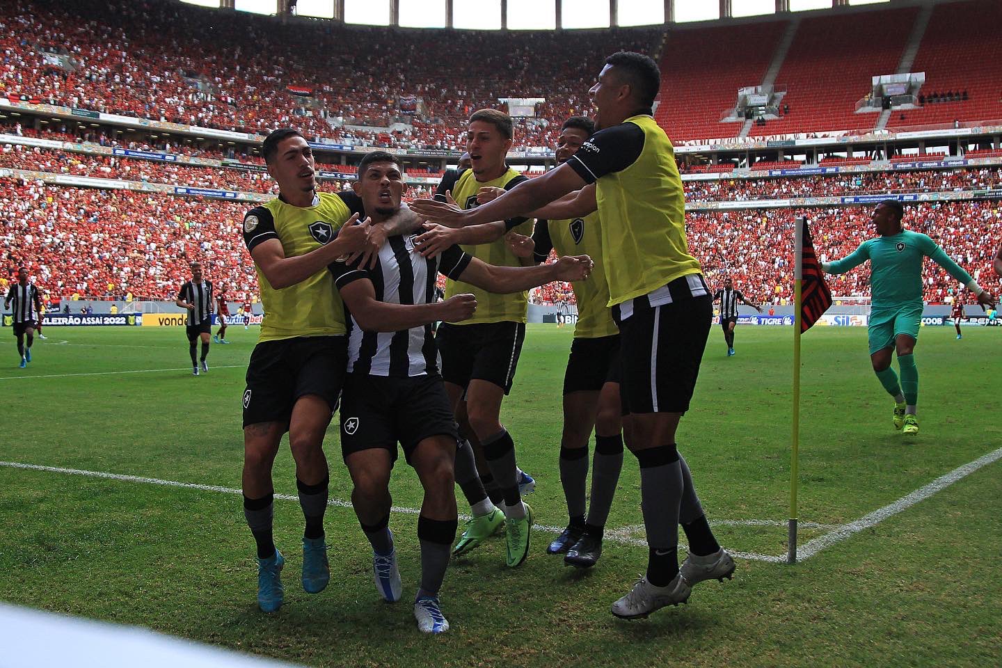 De olho nos líderes, Athletico-PR desafia o pressionado Botafogo