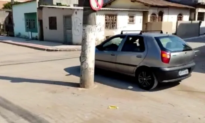 VÍDEO | Poste no meio da rua chama a atenção e atrapalha motorista em Vila Velha