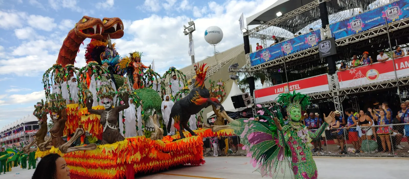 Andaraí encerra desfiles contando história do bairro e da comunidade no carnaval de Vitória