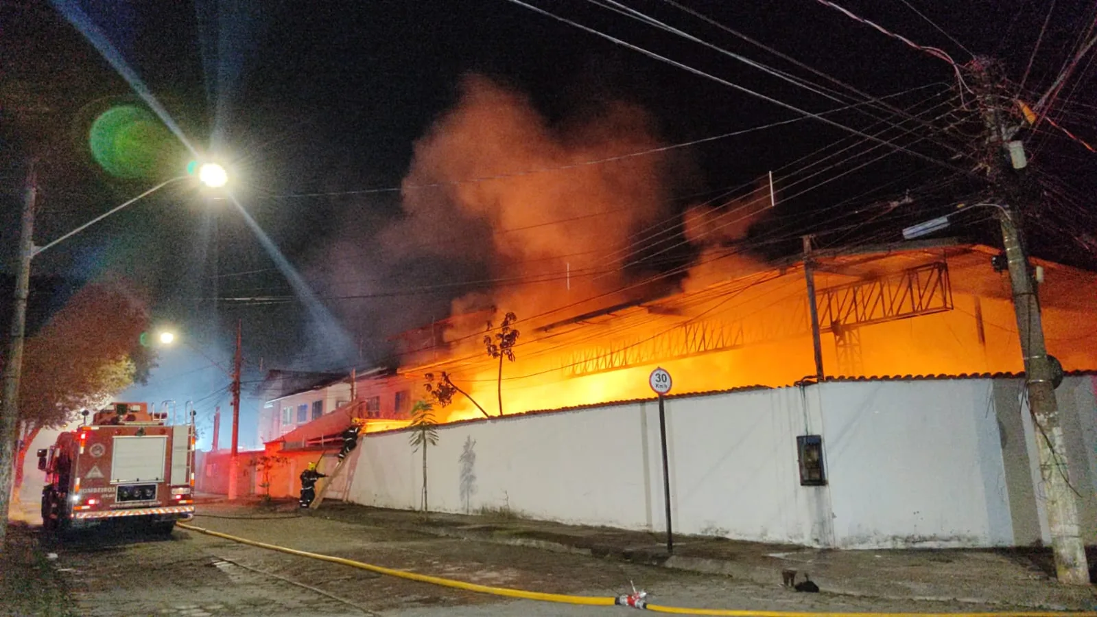 VÍDEO | Incêndio atinge terreno com material reciclável em Vitória