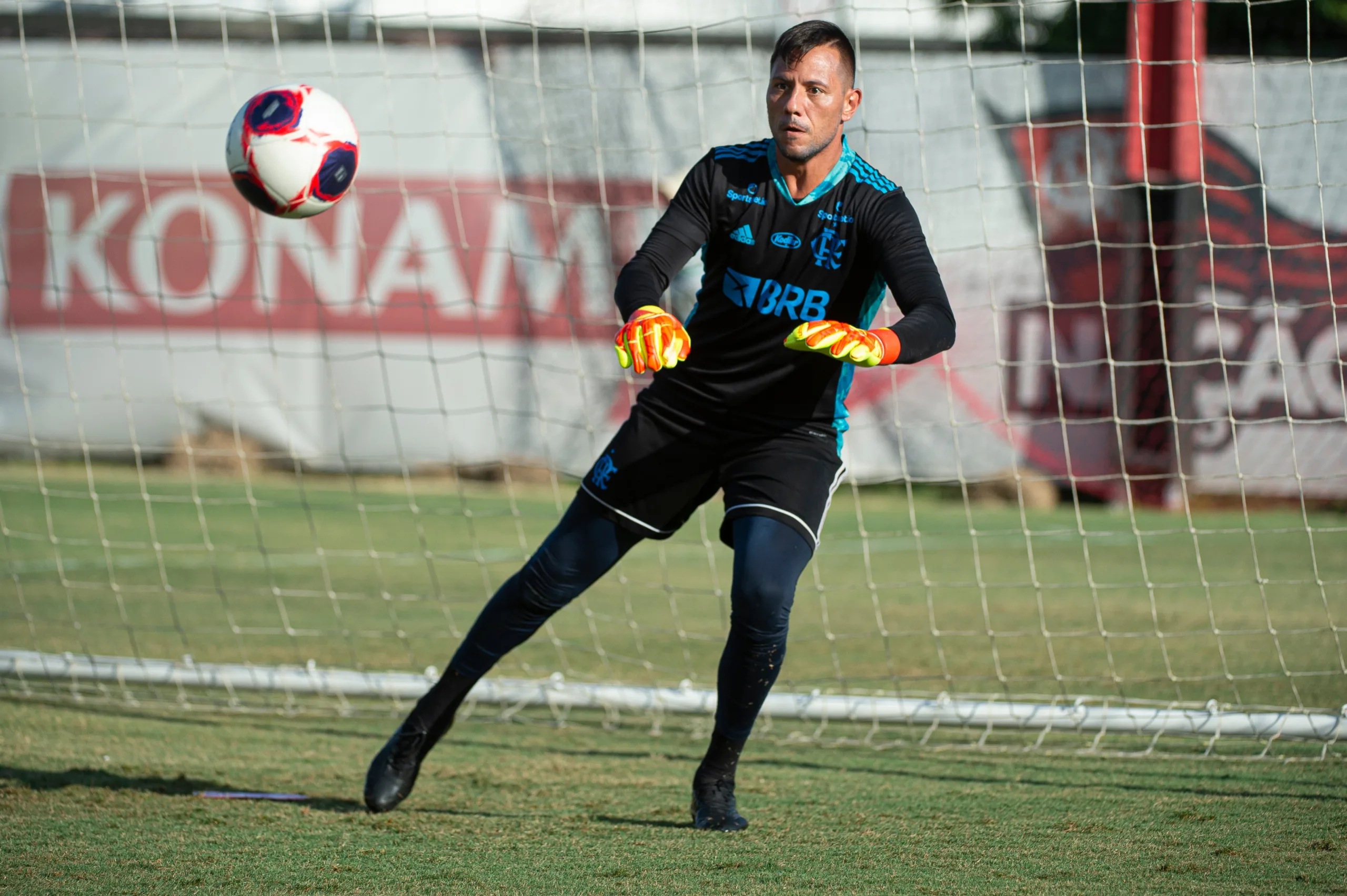 Com dores, Diego Alves deve ficar de fora do Fla-Flu no domingo