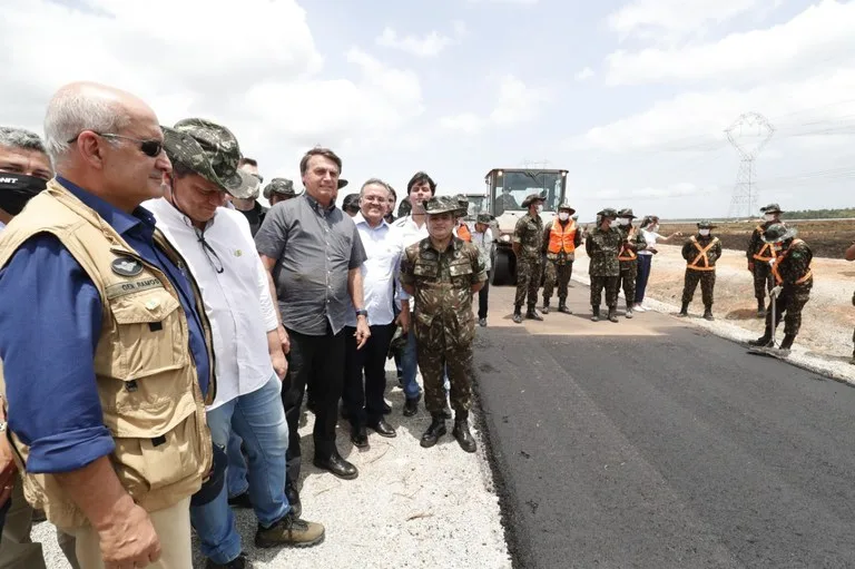 Com aglomeração e sem máscara, Bolsonaro inaugura trecho de rodovia na BA