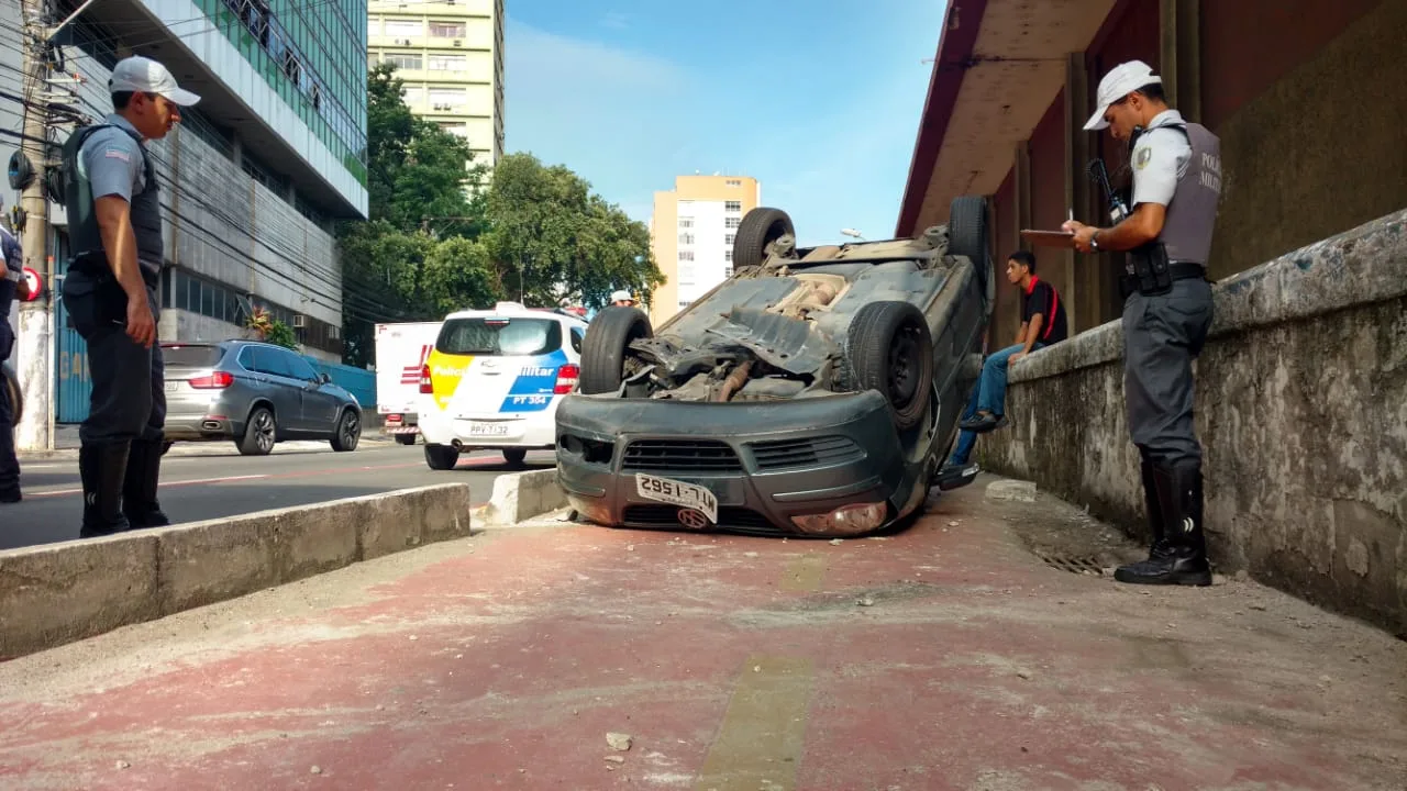 Carro bate em ônibus e capota no Centro de Vitória