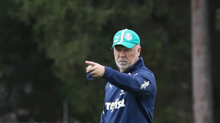 O técnico Mano Menezes, da SE Palmeiras, durante treinamento, na Academia de Futebol.