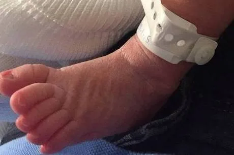 Na primeira foto do filho, Shakira mostra pé da criança