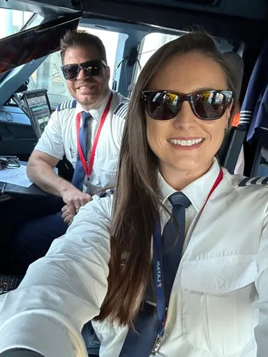 Casal de pilotos comanda mesmo voo no Dia dos Namorados