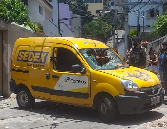 VÍDEO | Homens cercam carro dos Correios e depredam veículo em Vitória