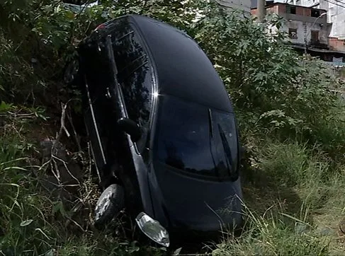 Motorista dorme ao volante e carro fica 'pendurado' na Ilha do Príncipe em Vitória