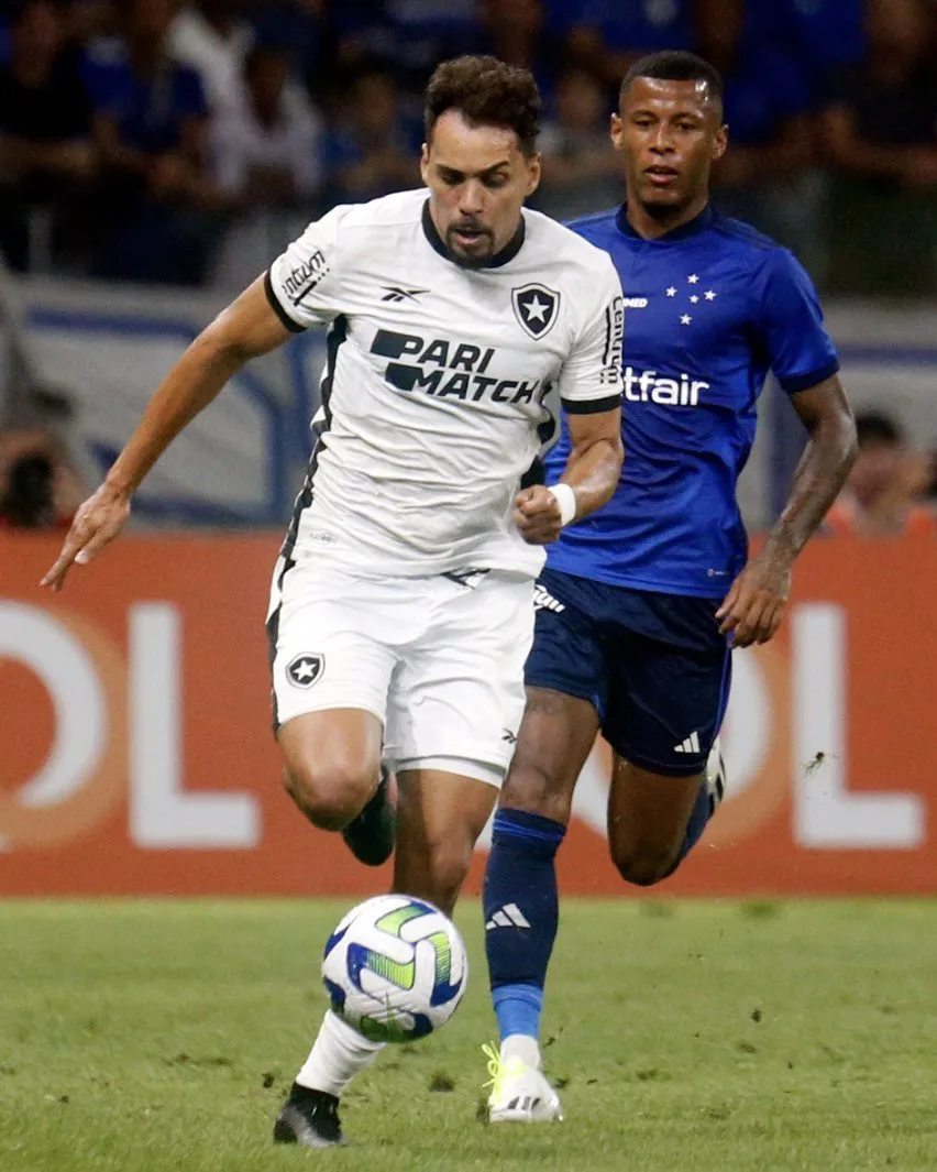 Tiquinho sofre lesão no joelho, Lucas Perri brilha e salva líder Botafogo diante do Cruzeiro