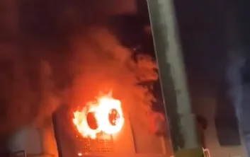 VÍDEO | Incêndio destrói depósito de empresa e funcionários impedem que fogo se espalhe