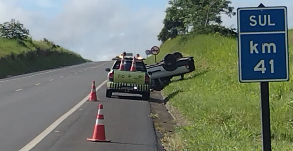 Picape capota na BR-101 e uma pessoa fica ferida em Conceição da Barra