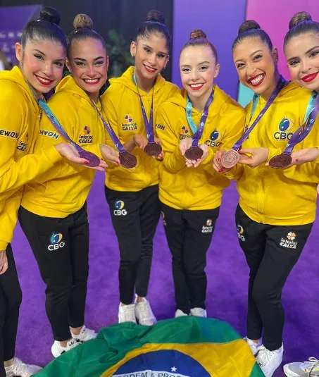 Conjunto brasileiro de ginástica rítmica volta a subir no pódio com bronze na Romênia