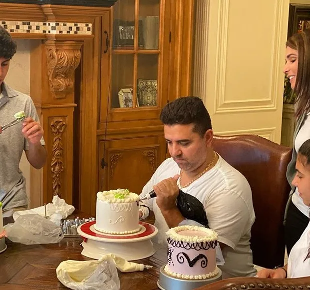 Se recuperando de grave acidente, Buddy Valastro emociona fãs em clique no qual decora bolos com a mão esquerda