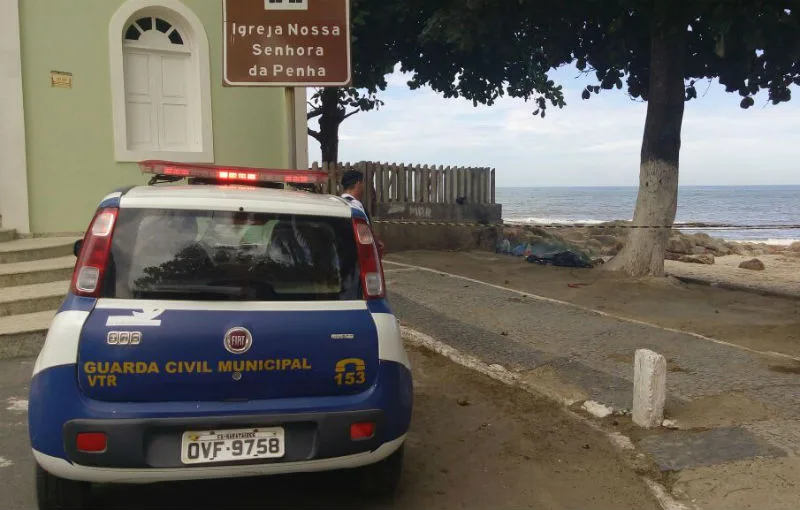 Morador de rua é morto a pauladas ao lado de igreja no centro de Marataízes