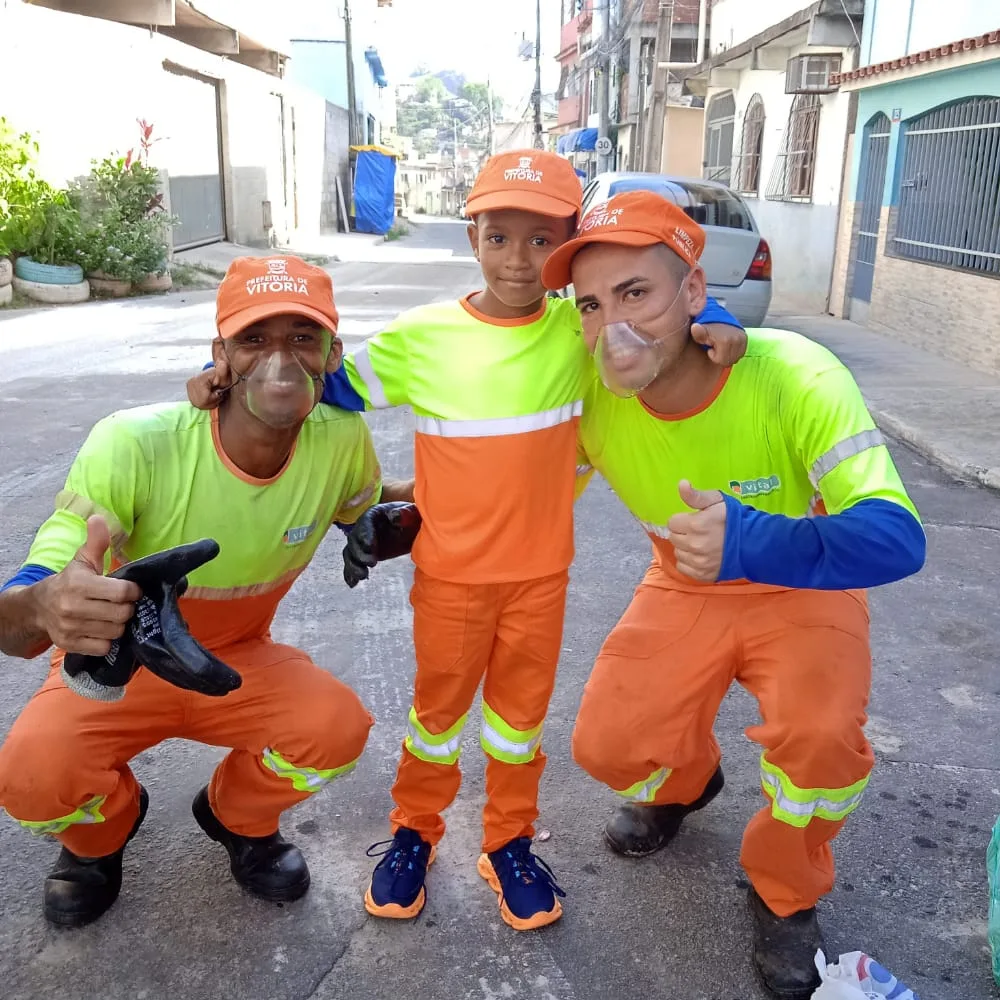 Criança de 6 anos realiza o sonho de conhecer o trabalho dos garis de Vitória