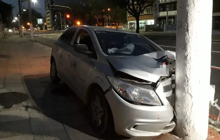 Motorista dorme ao volante e bate em poste na capital