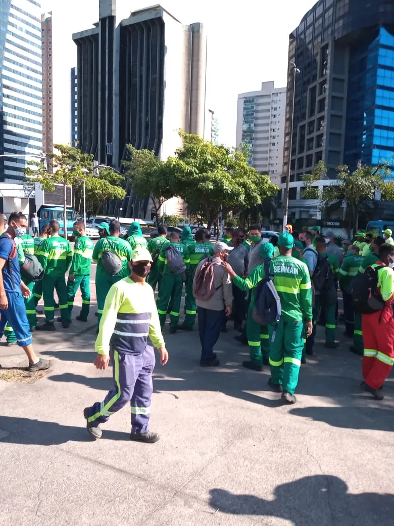 Funcionários da limpeza urbana fazem paralisação para pedir vacina contra a covid-19